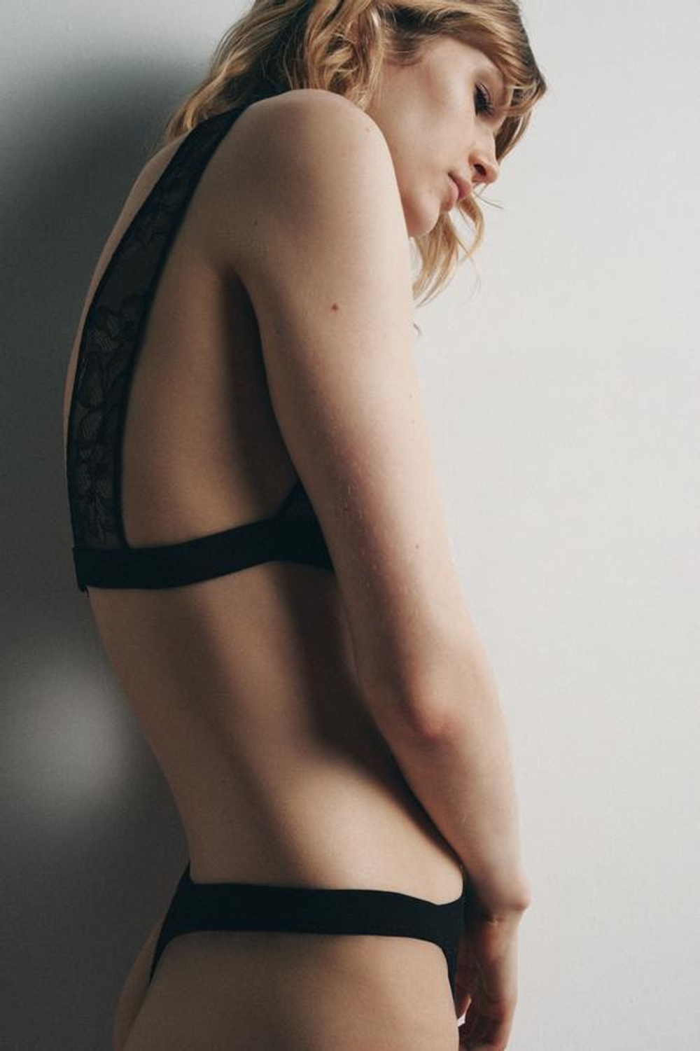 ZARA КРУЖЕВНЫЕ ТРУСЫ-ТАНГА, ЧЕРНЫЙ