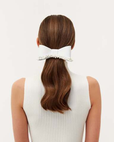 Бант из белой кожи с жемчужным декором