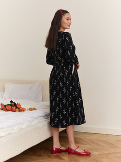 Платье с квадратным вырезом