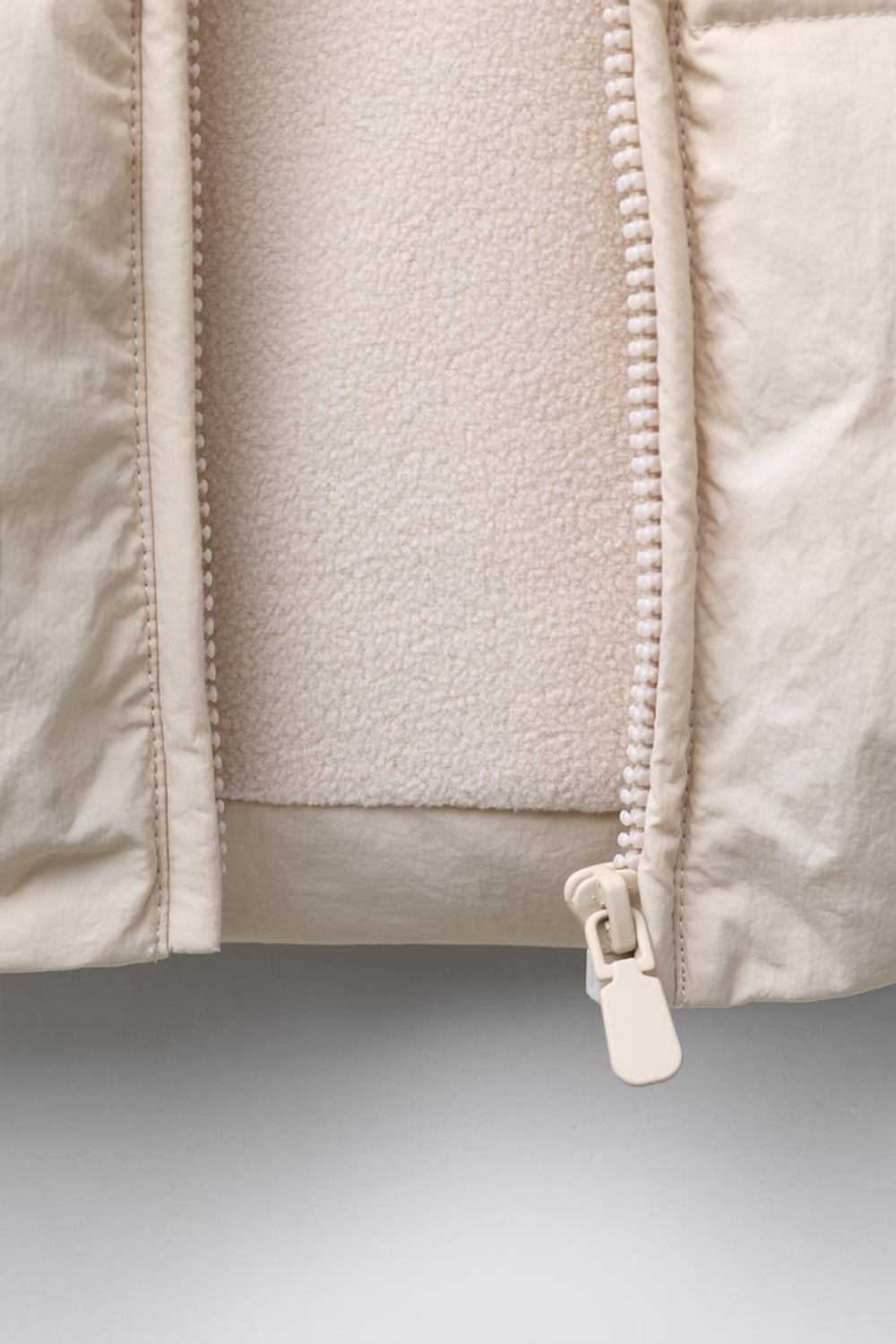 ZARA СТЕГАНАЯ КУРТКА С КАПЮШОНОМ WATER REPELLENT, ЭКРЮ