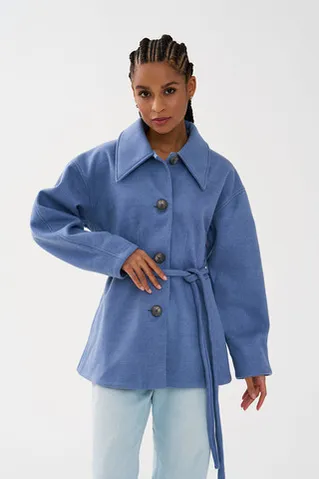 Приталенный жакет с объемными рукавами цвета голубики