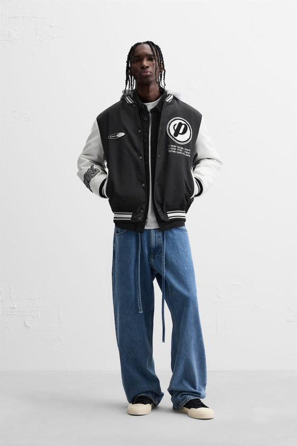 ZARA КУРТКА С КАПЮШОНОМ И НАШИВКАМИ, ЧЕРНЫЙ