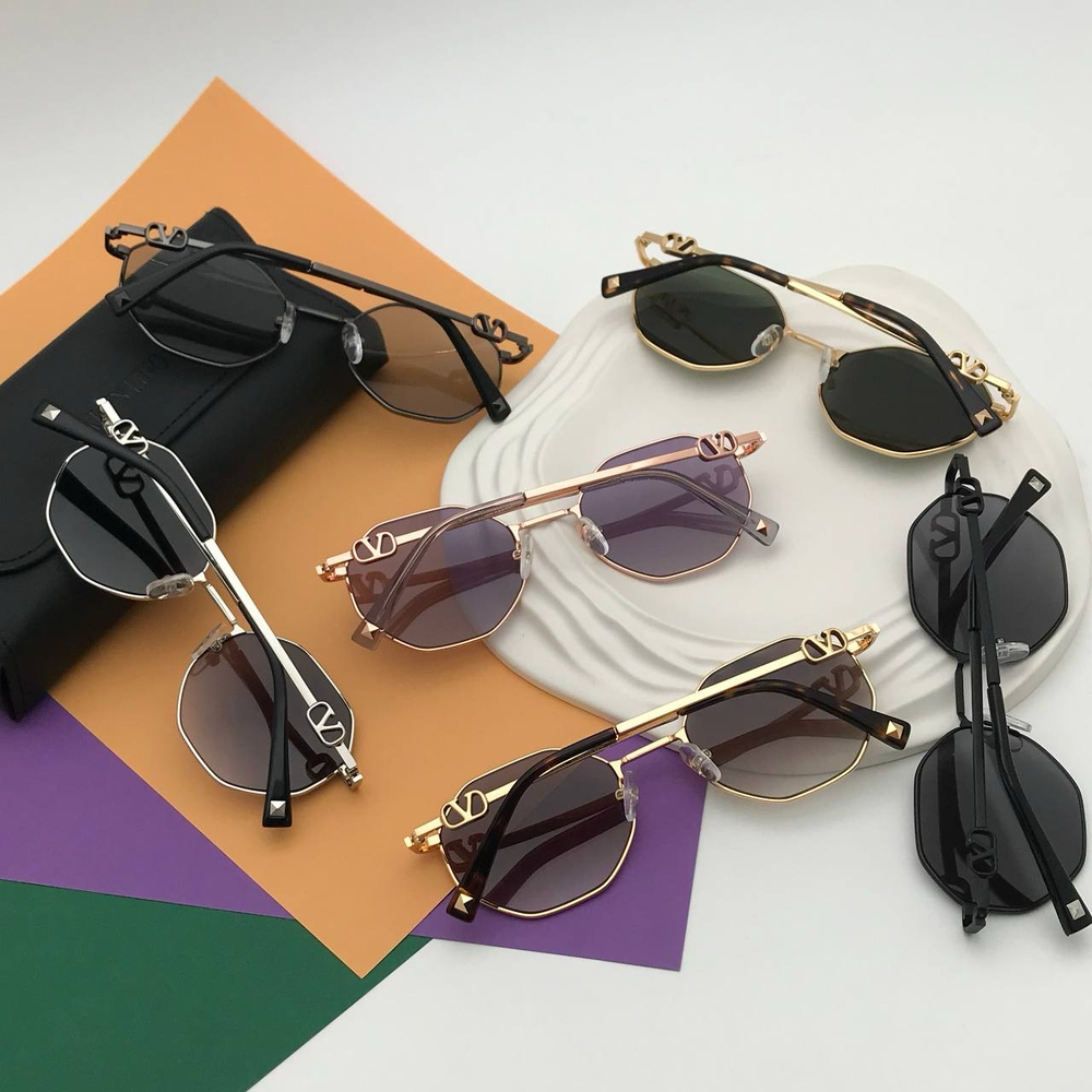 Солнцезащитные очки Valentino