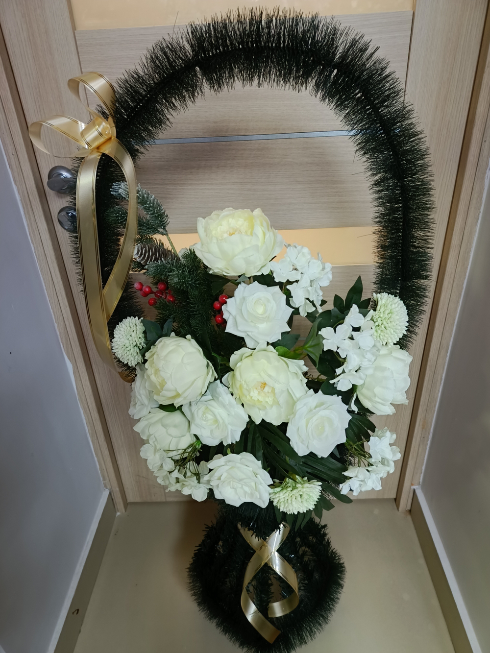 Корзина белые пионы розы