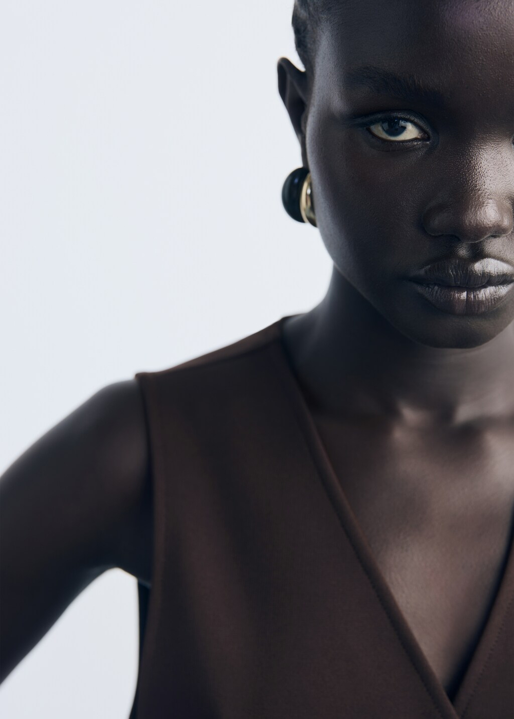 Жилет с декоративными пуговицами