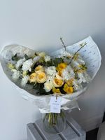 Букет из хризантемы, лизиантуса, нарциссов, кустовых пионовидных роз и эвкалипта