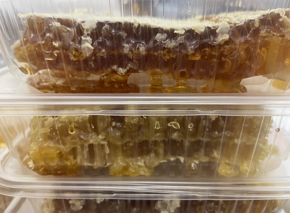 Мёд в сотах цветочный темный, Алтайский край, 1 кг., 2025 год.