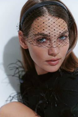 Вуаль на тонком ободке с черным декором