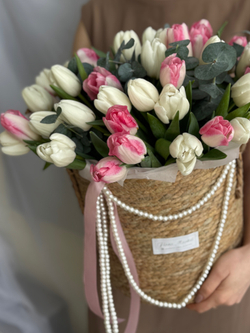 Утонченное сочетание белых и розовых тюльпанов в элегантной корзине от Флора Маркет