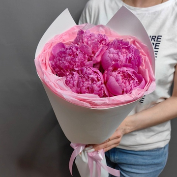 Букет из 5 малиновых пионов