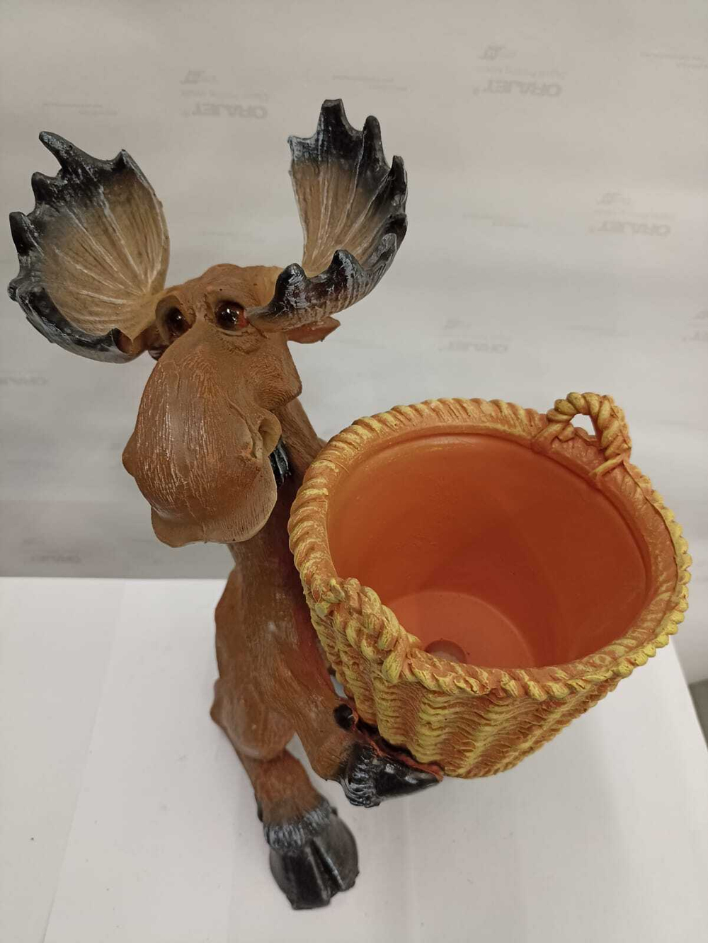 Лось с корзинкой
