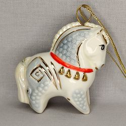 Фарфоровая ёлочная игрушка "Коник богатырский"
