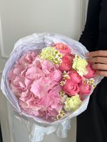 Букет сборный из гортензии, ромашки, кустовых пионовидных роз и диантусов