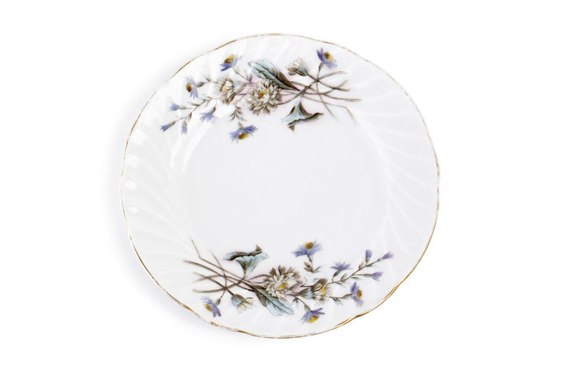 Тарелка с рельефным краем, украшенная букетиками полевых цветов