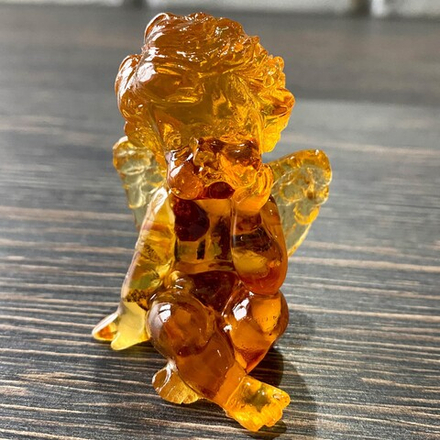 Ангел с щечками сидит