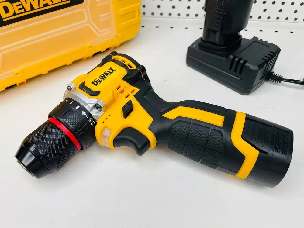 Шуруповерт бесщеточный аккумуляторный со стальным патроном DeWALT 18В