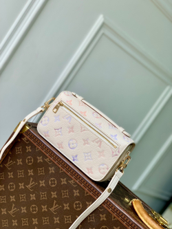 Louis Vuitton Pochette Metis East West