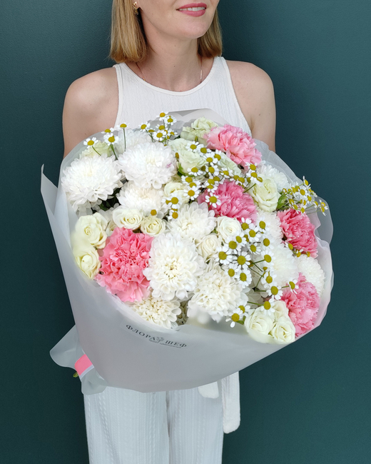 Букет из кустовой розы,хризантемы,диантуса и ромашки(00316)