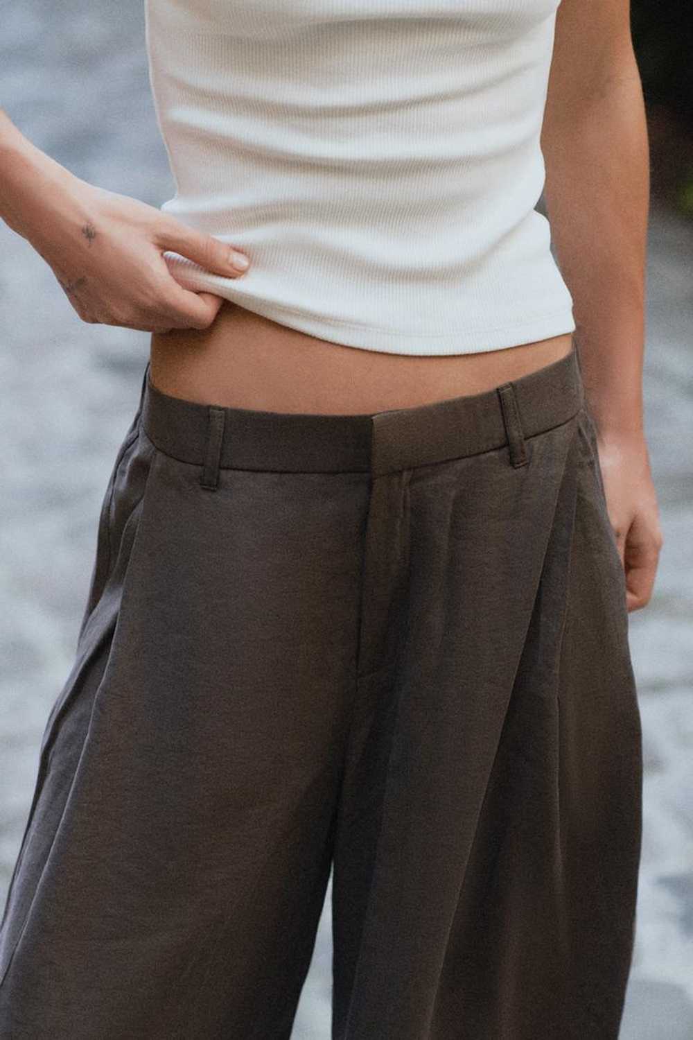 ZARA СТРУЯЩИЕСЯ БРЮКИ СО СКЛАДКАМИ, ТЕМНО-КОРИЧНЕВЫЙ