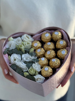 «Сердце» с лизиантусом, эвкалиптом и конфетами от Флора Маркет