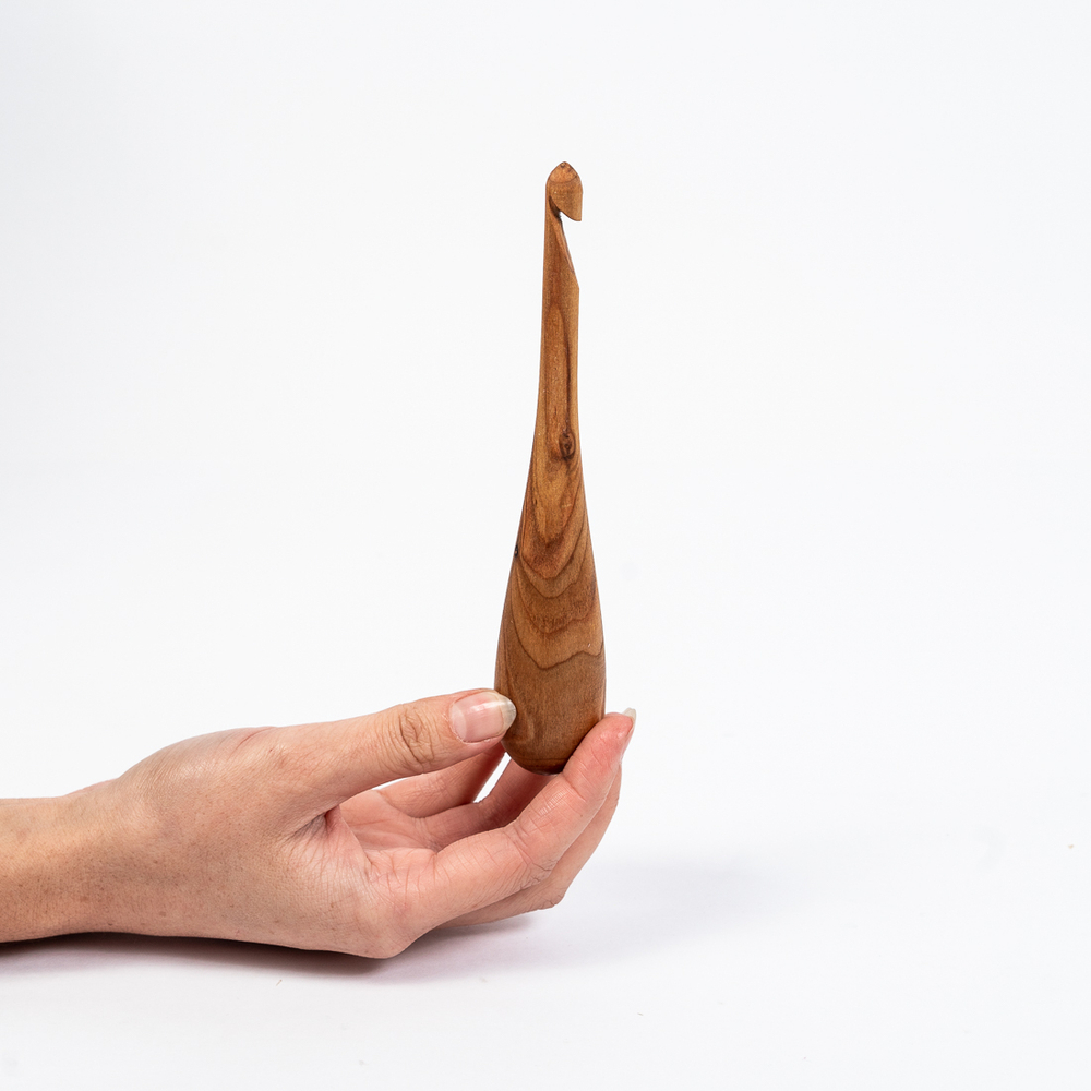 Деревянный крючок для вязания из древесины вишни 9 мм. Вязальный крючок. K155