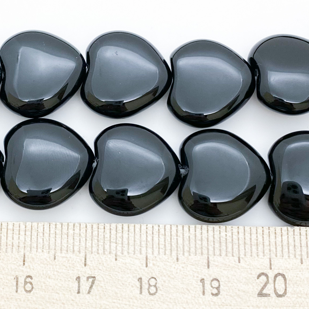 Халцедон черный (тонирован), сердце, размер около 15-16 мм, цена за 6 шт (1/4 нити)