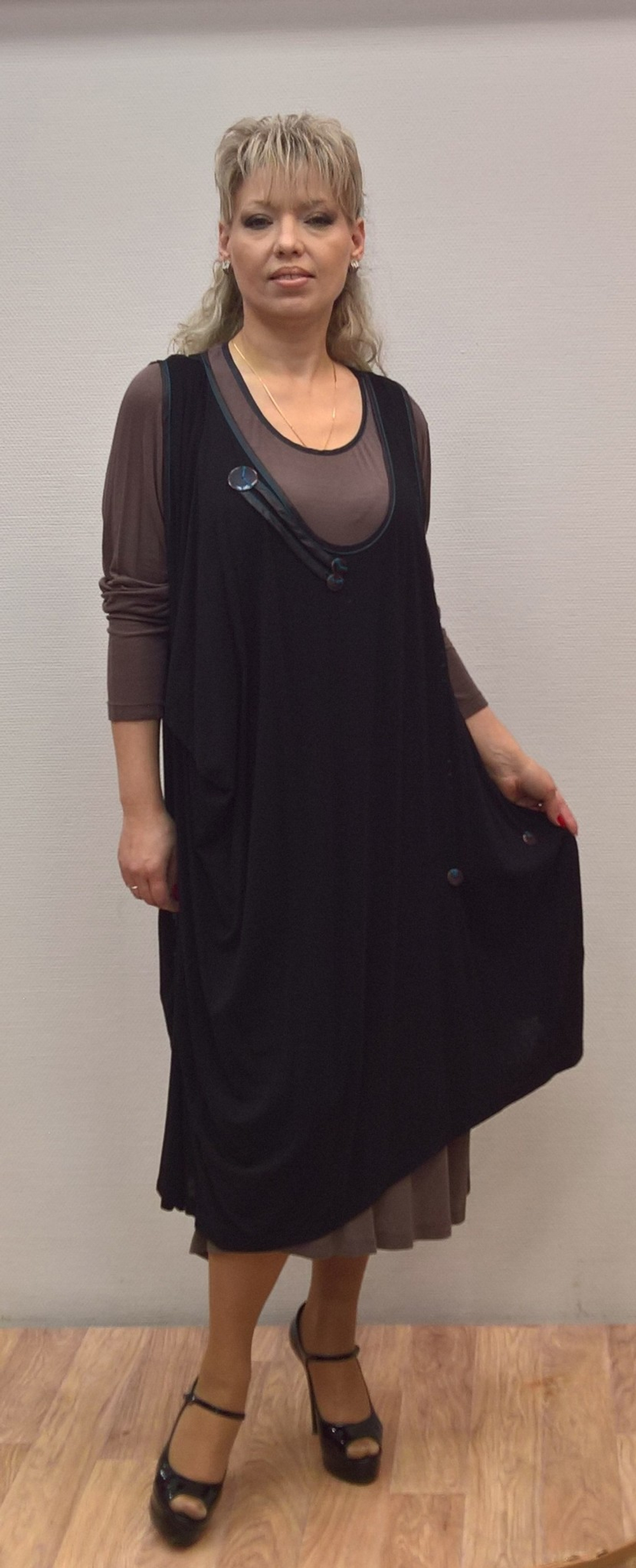 Трикотажное двойное черно-коричневое платье