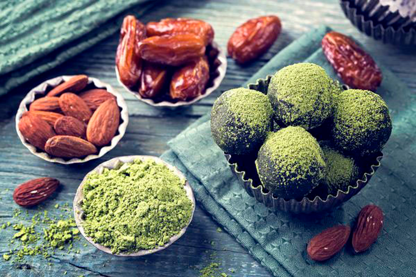 Шарики с чаем матча и фисташками для всех влюбленных.