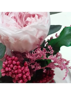 композиция из пионов, эвкалипта, лимониума