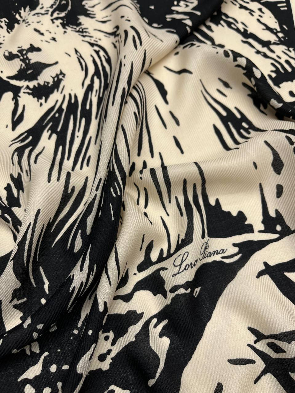 Купон кашемировый Loro Piana молочный с черным животным принтом