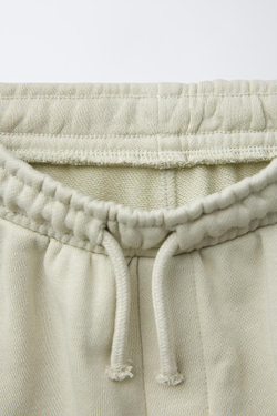 ZARA КОМПЛЕКТ ИЗ ТОЛСТОВКИ ШОРТОВ-БЕРМУДОВ ИЗ МЯГКОЙ ТКАНИ, ОЛИВКОВЫЙ