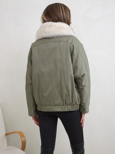 Укороченная парка в цвете хаки с бежевым меховым воротником