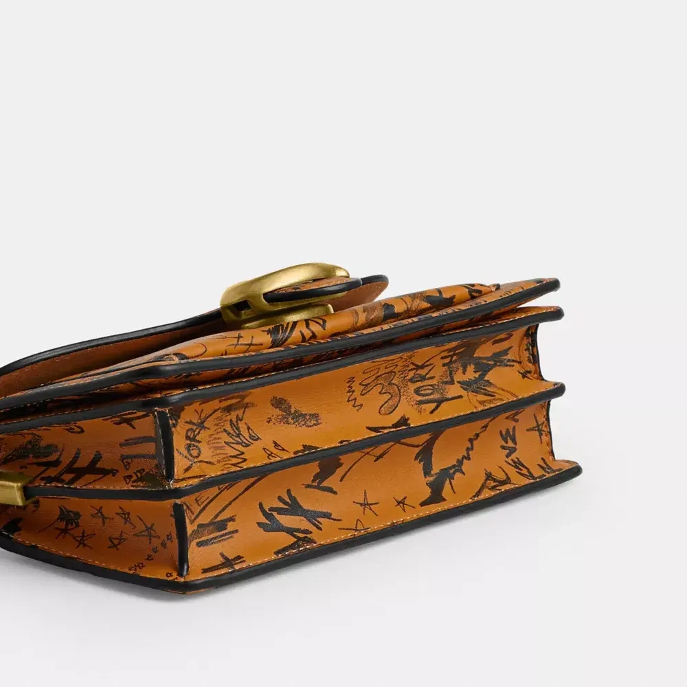 COACH СУМКА ЧЕРЕЗ ПЛЕЧО TABBY 20 С ПРИНТОМ ГРАФФИТИ, ОХРА