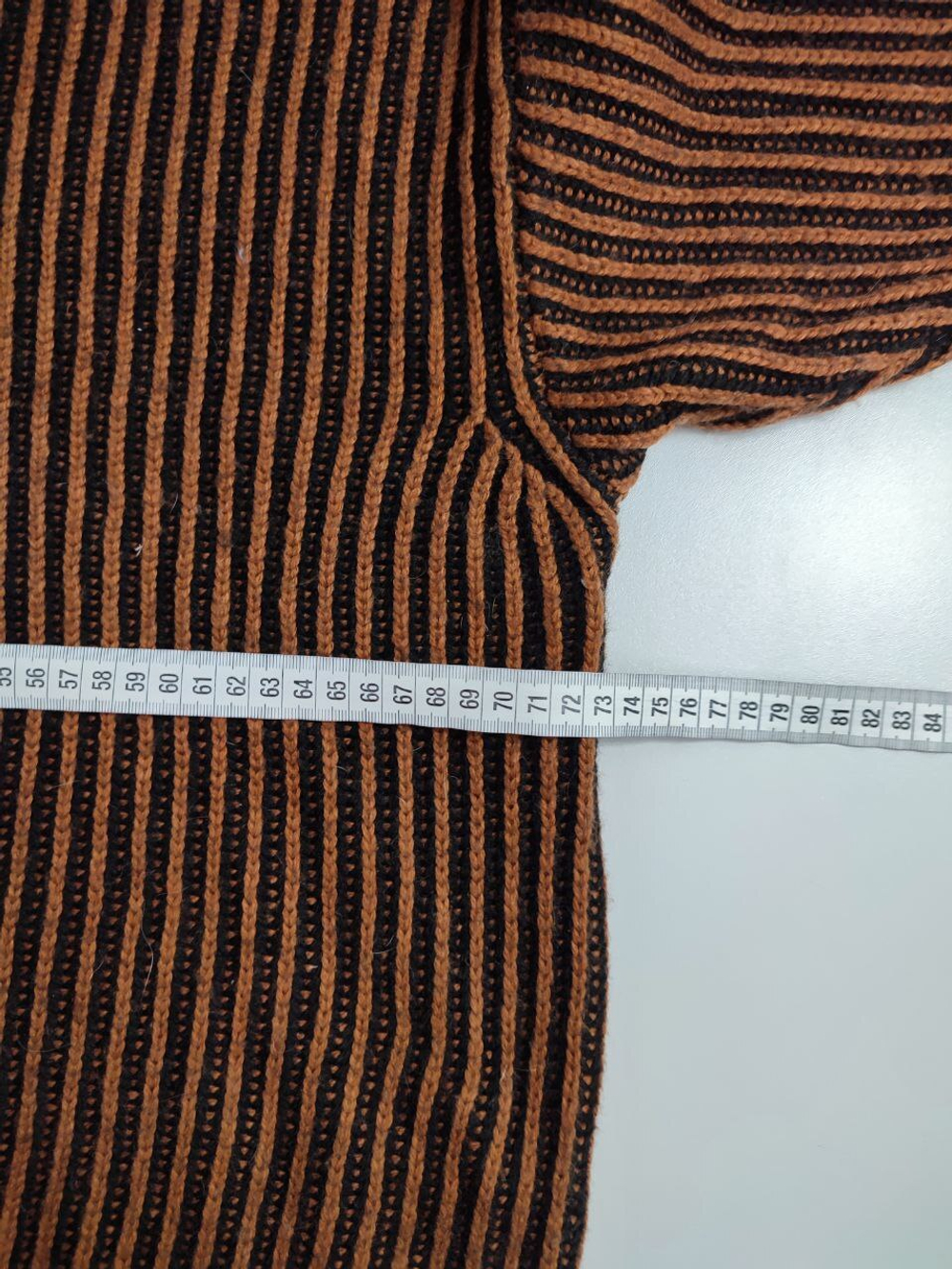 Свитер Zara стильного оттенка 44 размер