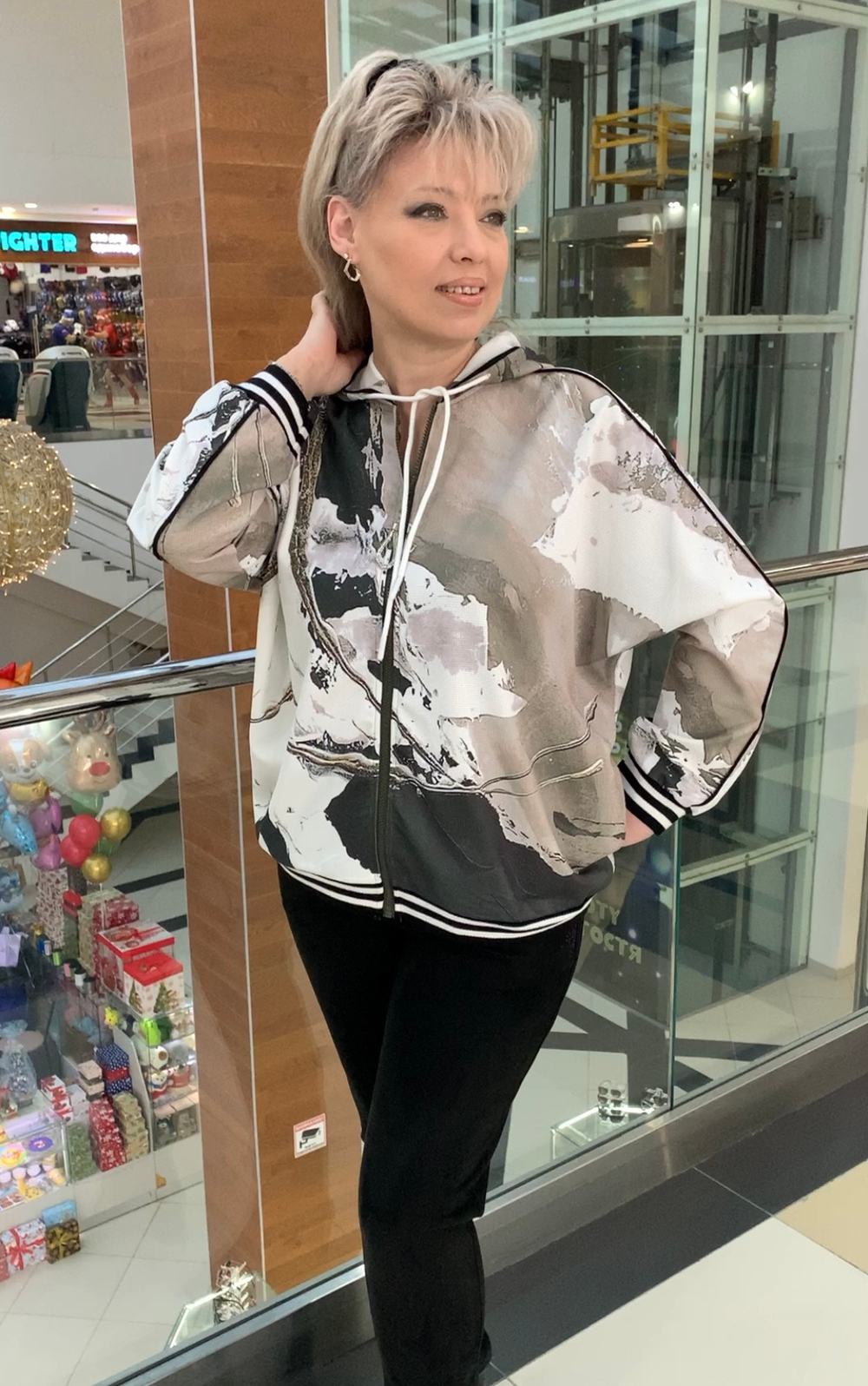 Светлый трикотажный жакет-бомбер с капюшоном