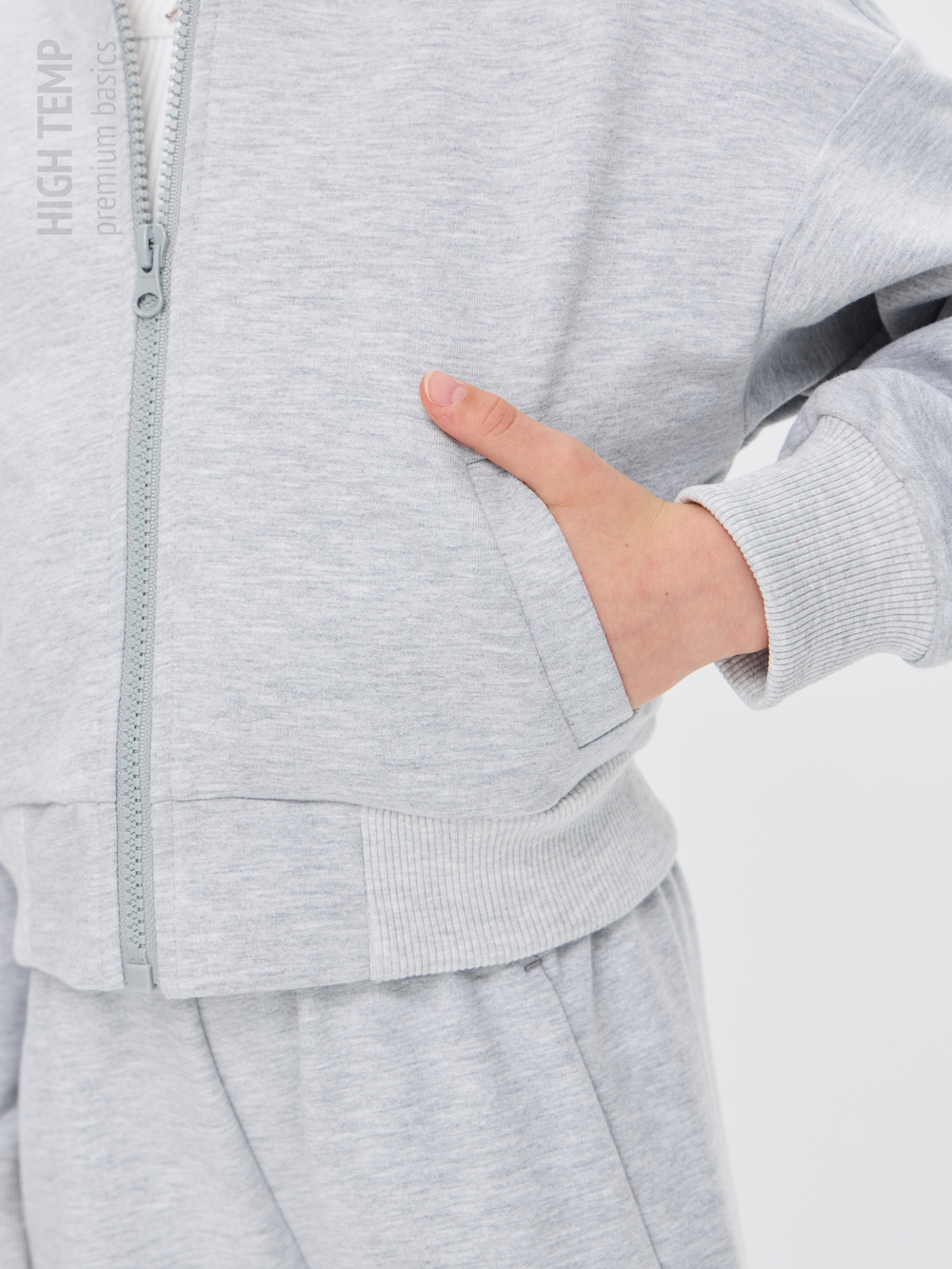 Укороченный бомбер из футера на молнии