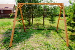 Деревянные качели с двумя трапециями