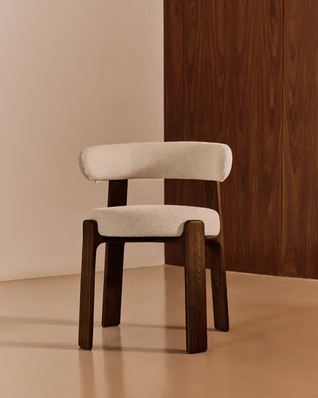 Стул Granite на 4 ножках из бежевого шенилла и массива ясеня в отделке орех