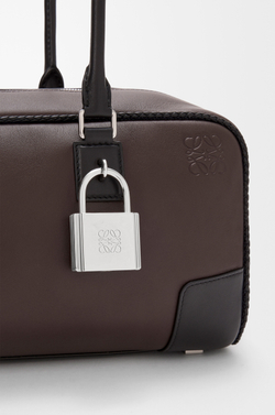 Loewe Укороченная сумка Amazona 31 из классической телячьей кожи, темно-каштановый