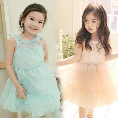 Платье однотонное с кружевной отделкой без рукавов