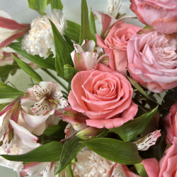 «Весеннее солнце» букет из роз пионовидных Мадам Бомбастик,Альстромерии,розы Анна Карина и кремового диантуса