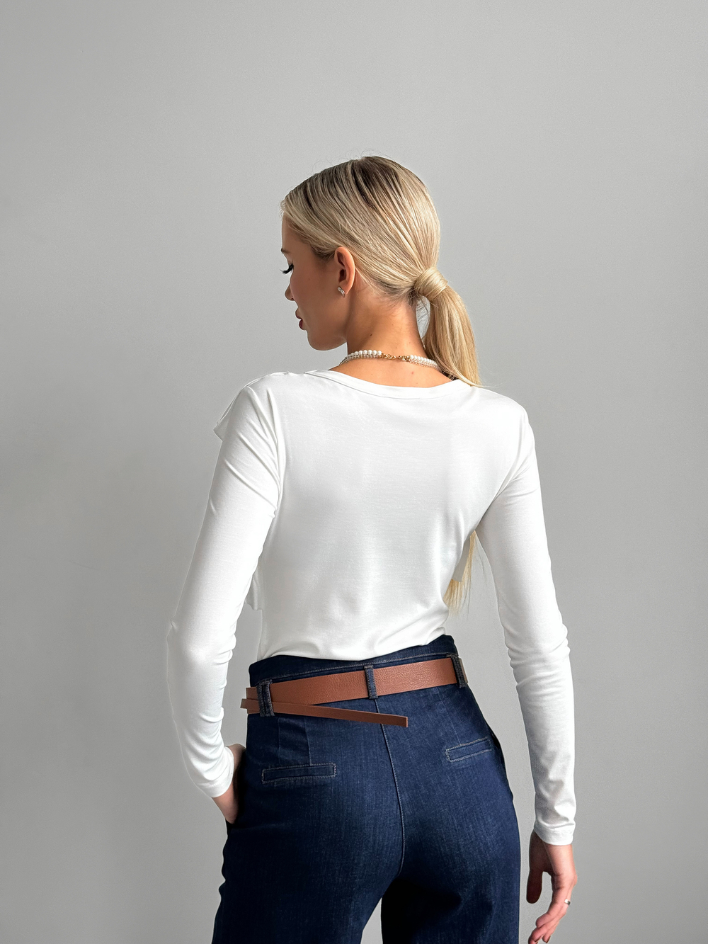 Трикотажное боди с воланом