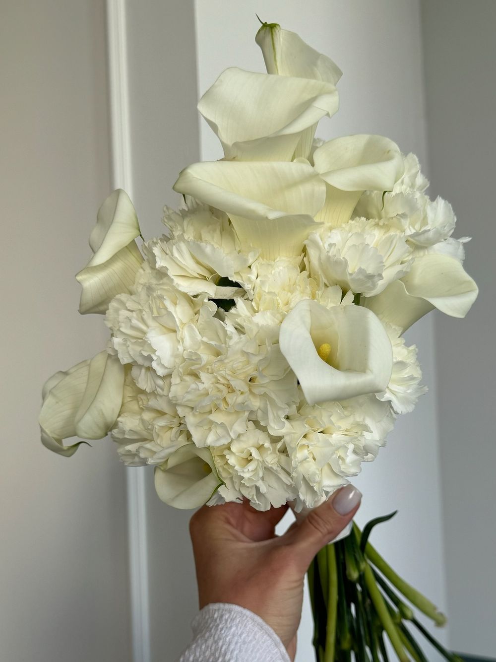 Свадебный букет из калл и диантусов