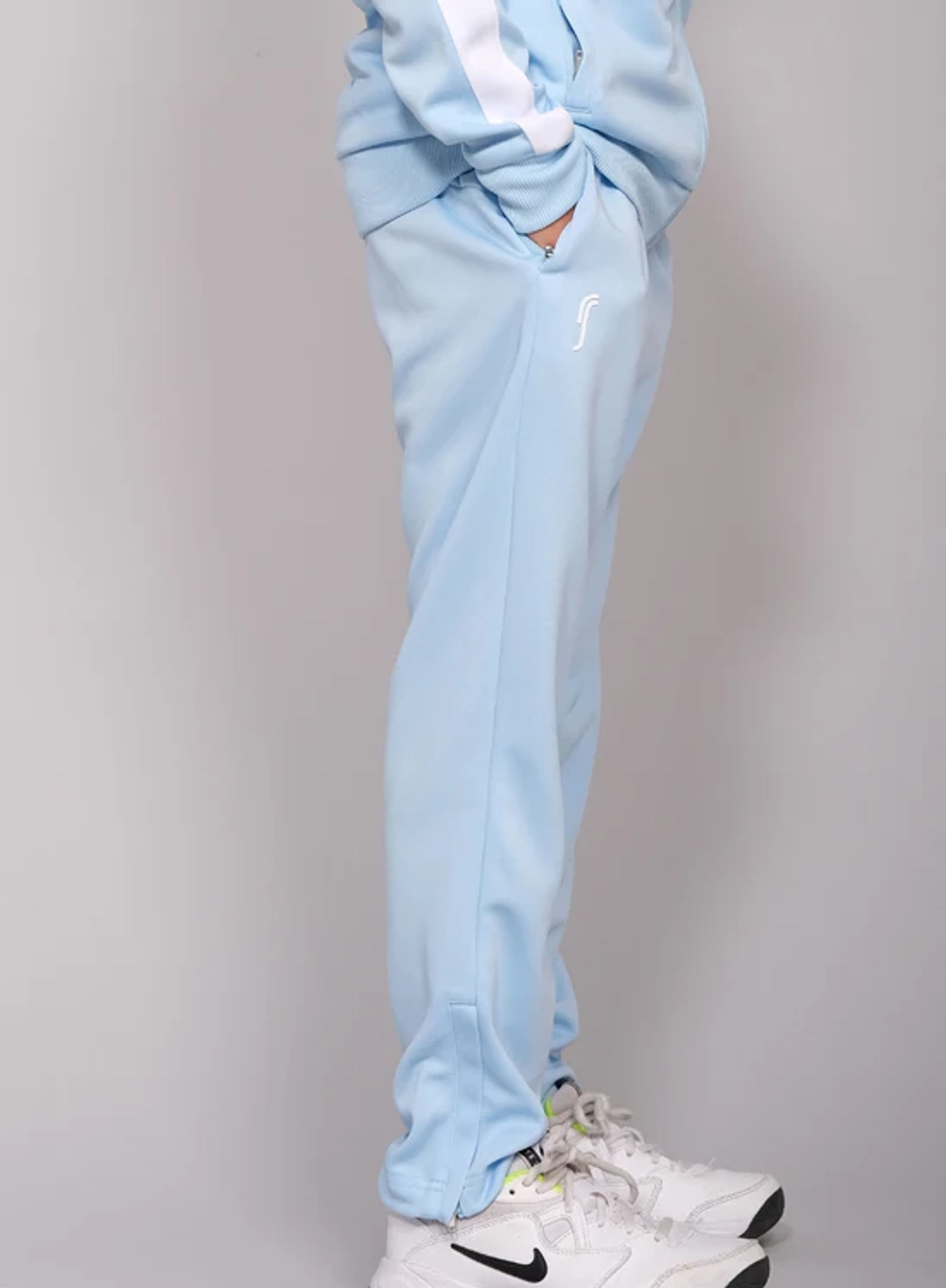 Модель рост 139 см. размер брюк 8-10 см