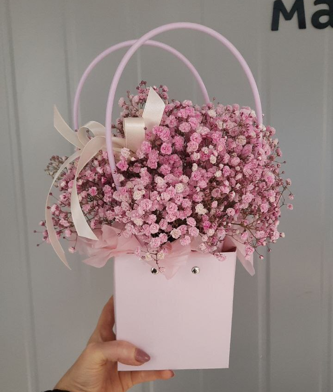 Композиция из розовой гипсофилы в сумочке