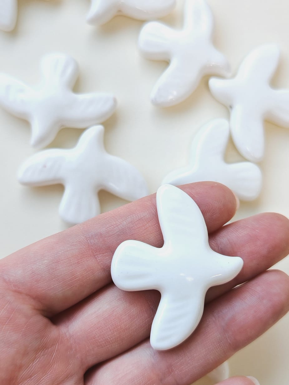 бкп3949-б Керамическая бусина "Птичка" 39*49мм, белая