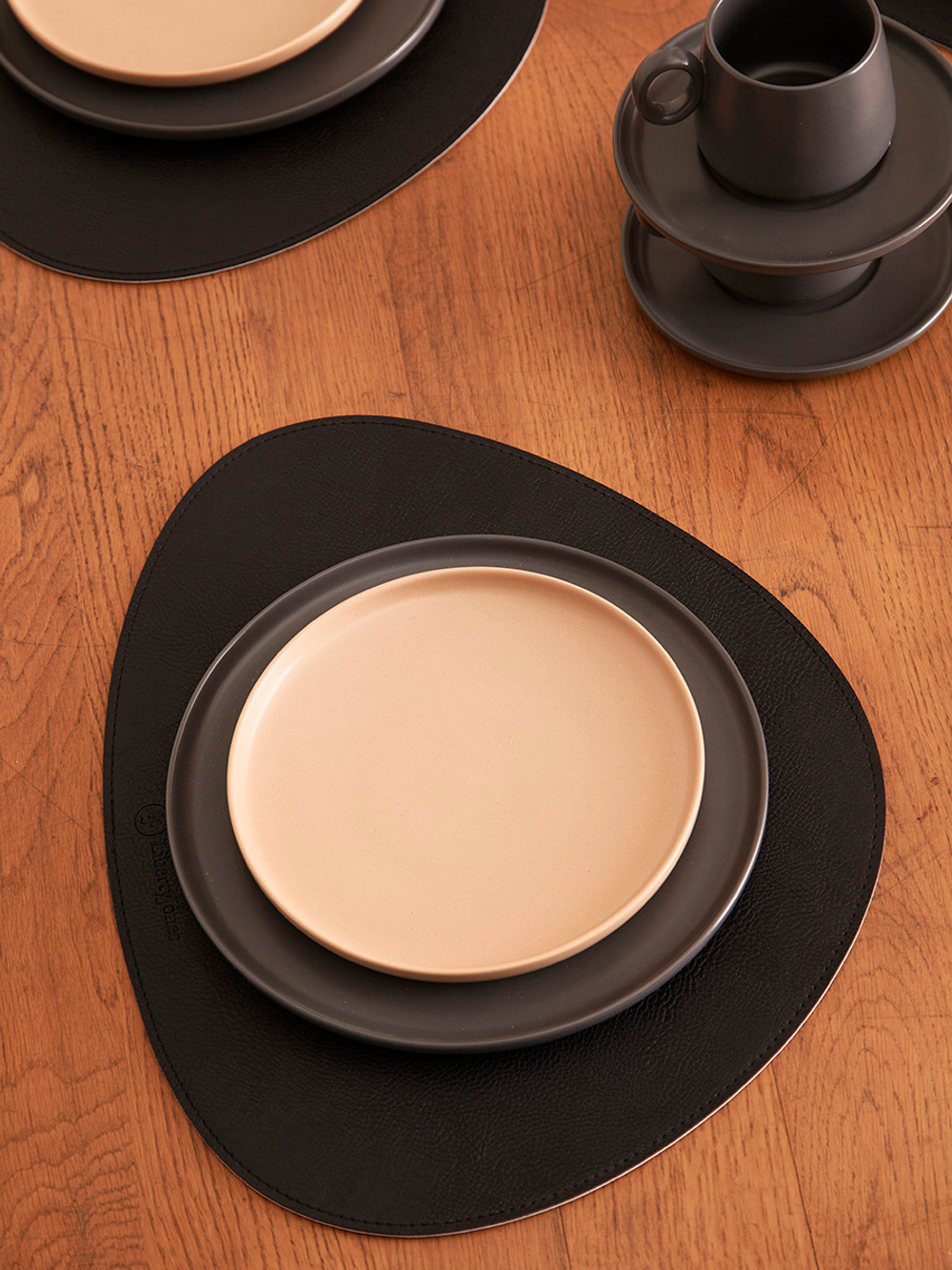 Набор из двух тарелок темно-серого цвета из коллекции essential, 25 см