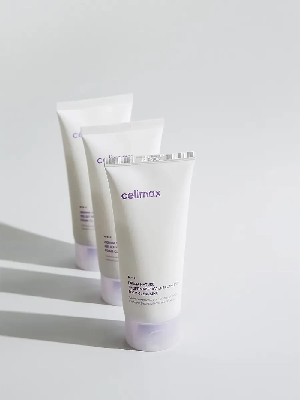 Celimax Слабокислотная очищающая пенка с центеллой азиатской Derma Nature Relief Madecica pH Balancing Foam 150 мл