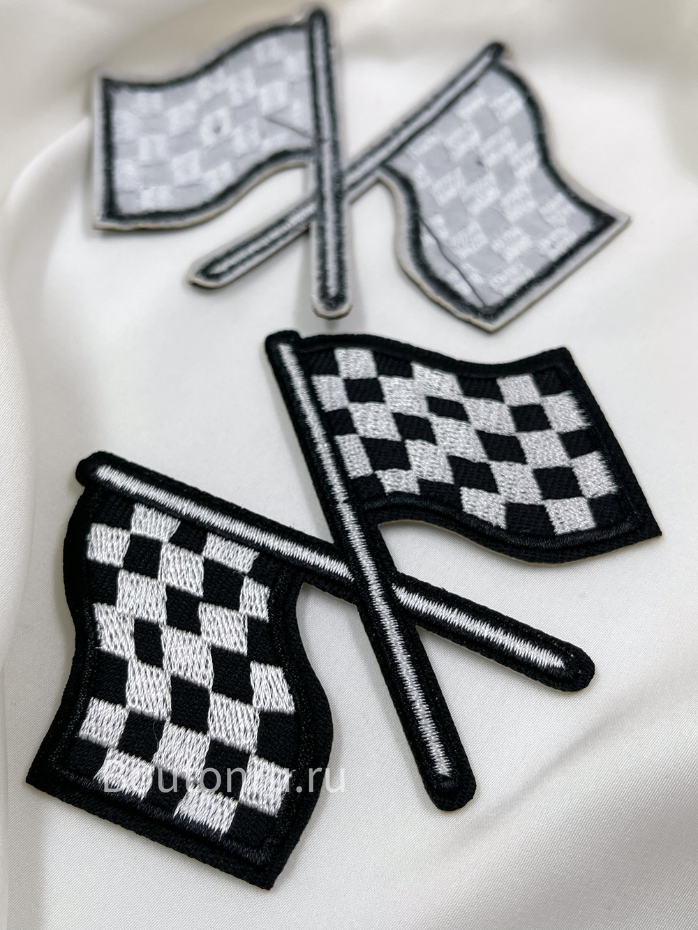 Нашивка черно-белые флаги 7х9