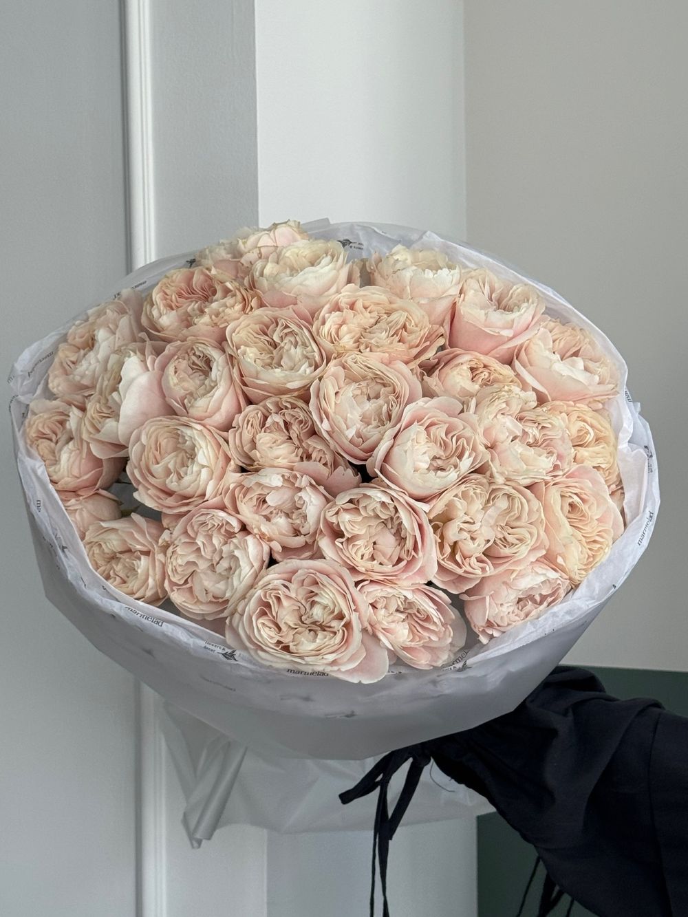 Гранд-букет из нежных одноголовых роз